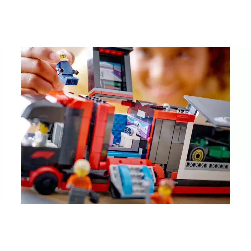 Construtor LEGO City F1 Truck with RB20 & AMR24 F1 Cars (60445)