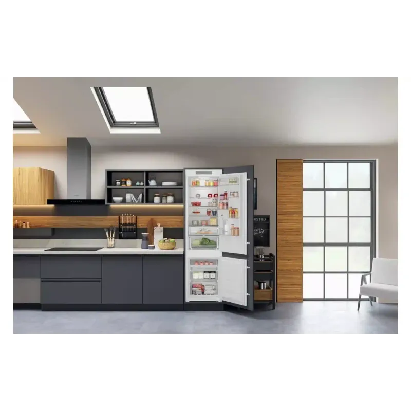 Built-in refrigerator Hotpoint-Ariston (HAC20T321), White