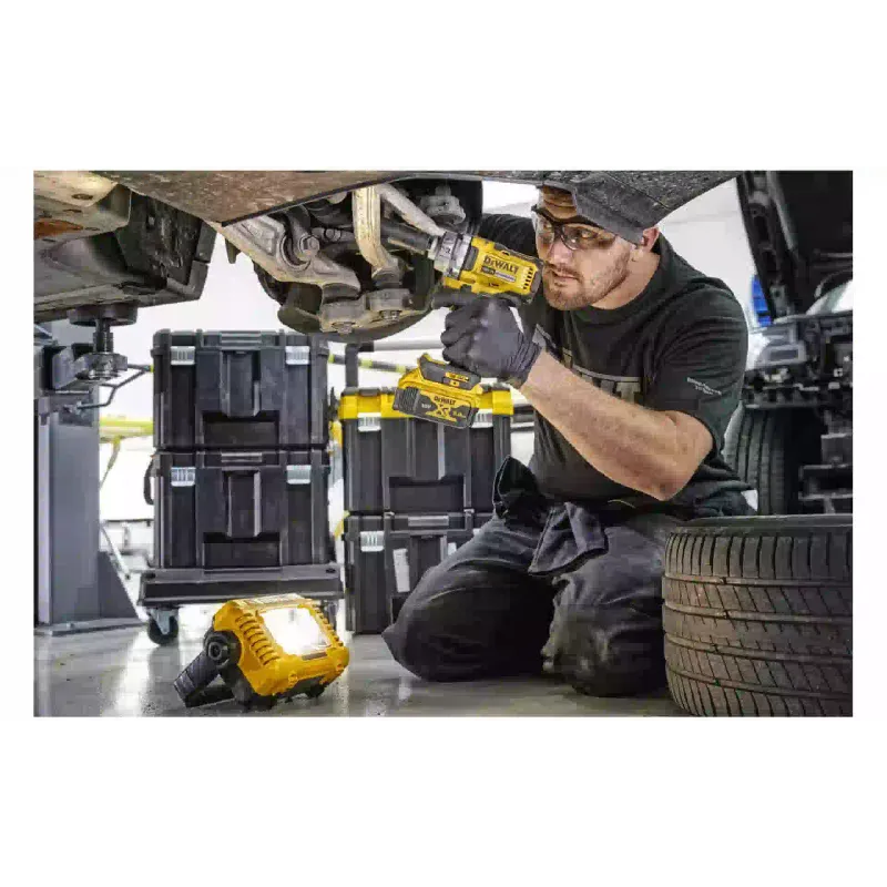 مصباح يدوي DeWALT (DCL077)