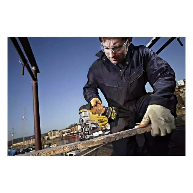 Lombfűrész DeWALT (DCS331N)