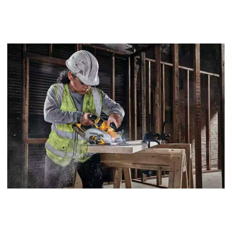 Körfűrész DeWALT (DCS573NT)