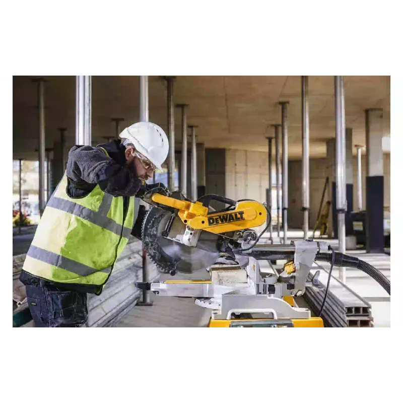 Körfűrész DeWALT (DWS780)