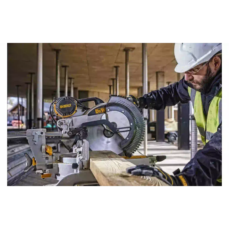 Körfűrész DeWALT (DWS780)
