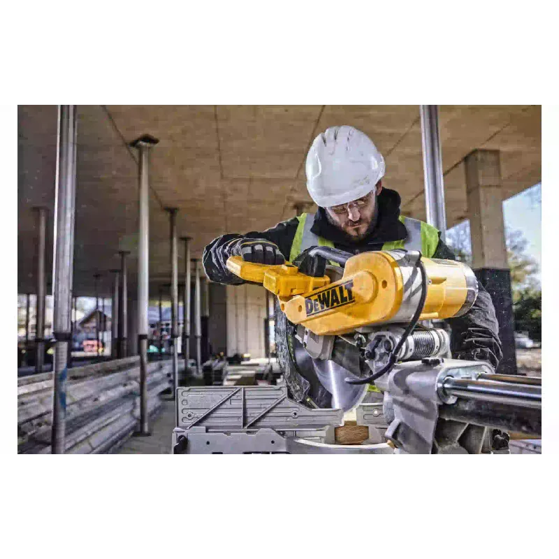 Körfűrész DeWALT (DWS780)