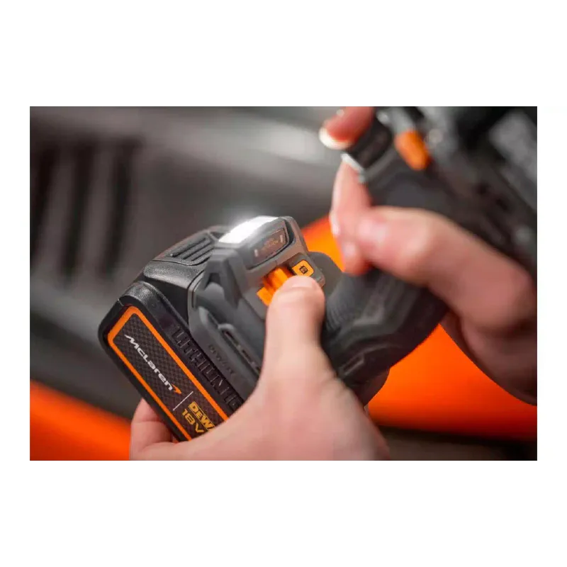 Fúró-csavarhúzó DeWALT (DCD85MM2T)