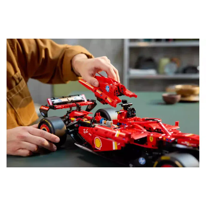 Constructor LEGO Technic Ferrari SF-24 F1 Car (42207)
