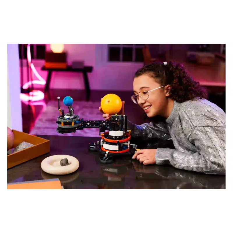 Konstruktor LEGO Technic Planet Earth and Moon in Orbit (42179)