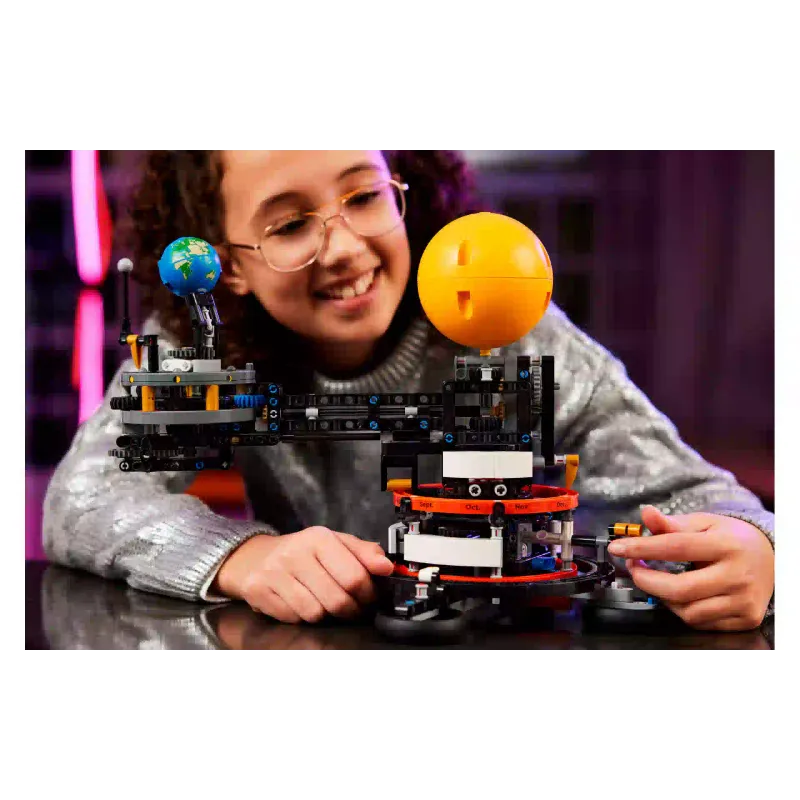 Konstruktor LEGO Technic Planet Earth and Moon in Orbit (42179)