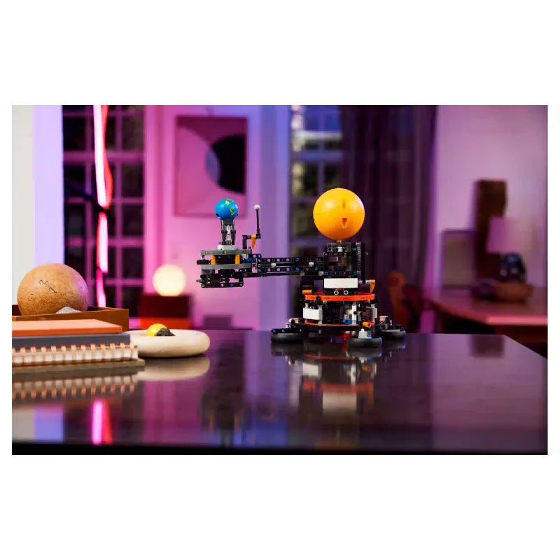 Konstruktor LEGO Technic Planet Earth and Moon in Orbit (42179)