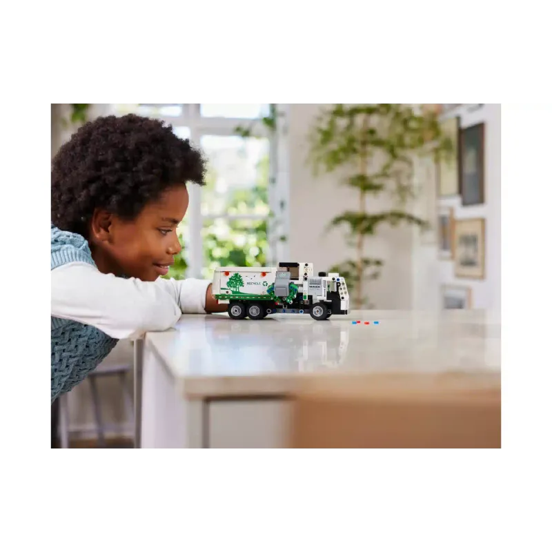 Конструктор LEGO Technic Mack LR Electric Garbage Truck (42167)