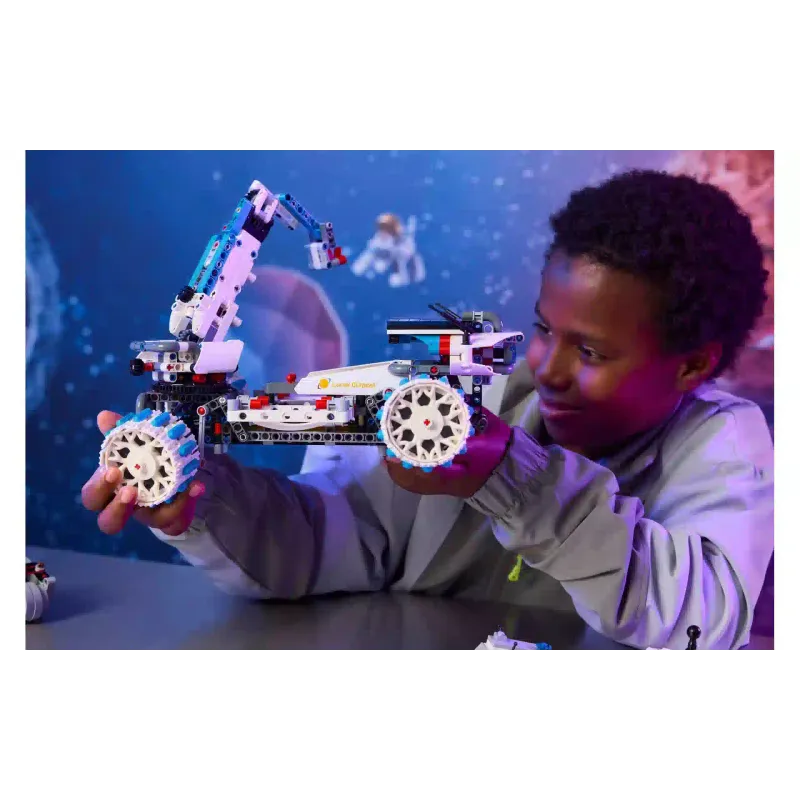 منشئ LEGO Technic Lunar Outpost Moon Rover Space Vehicle (42211)